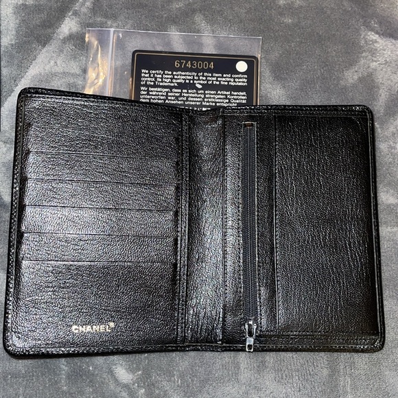 Preloved Chanel bifold wallet pristine condition black with gold CC logo - Picture 6 of 12